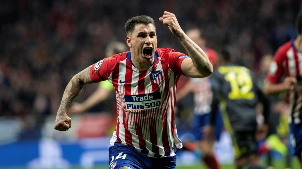 Juan Manuel Jiménez celebra el primer gol del Atlético de Madrid. 