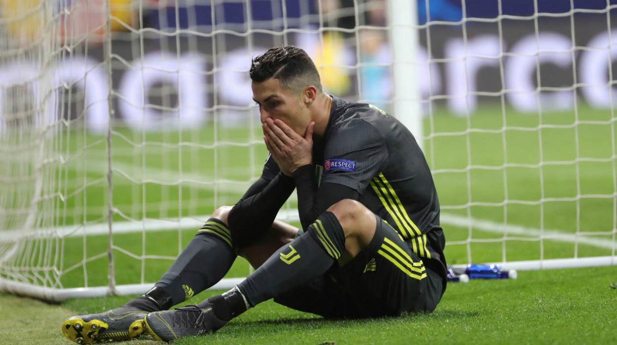 Cristiano Ronaldo se lamenta tras perder una opción de gol para la Juventus. 