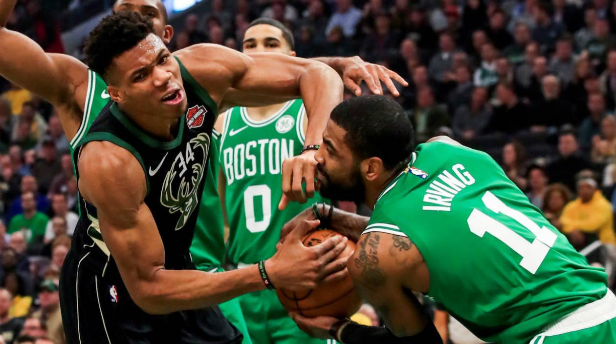 El jugador Giannis Antetokounmpo (i) de Milwaukee Bucks en acción ante Kyrie Irving (d) de Boston Celtics.