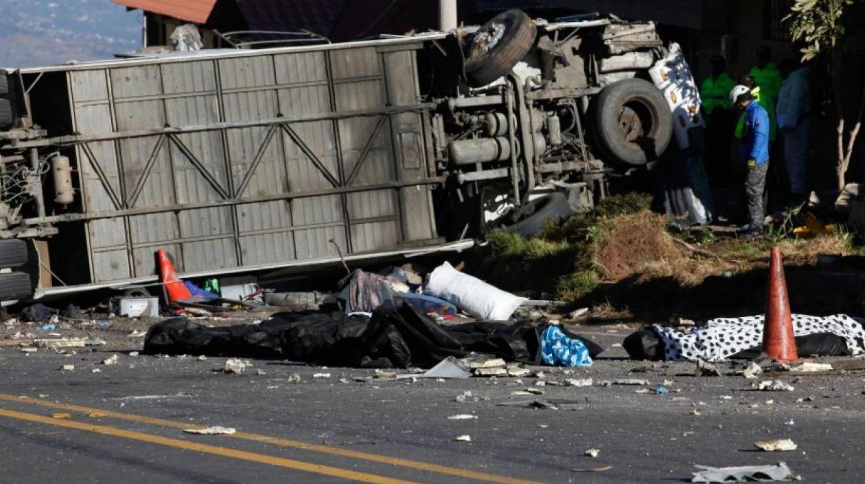 Así quedó el bus en el accidente.