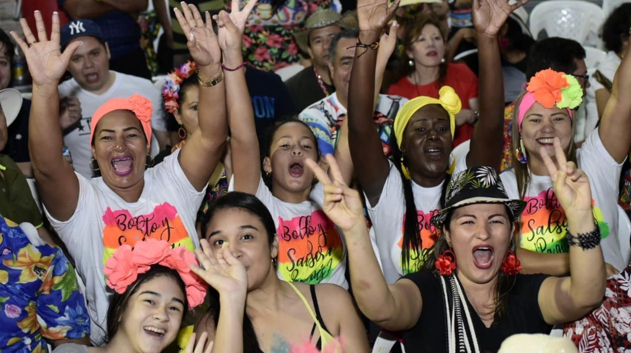 La alegría de la gente se observa a lo largo de la carrera 44.
