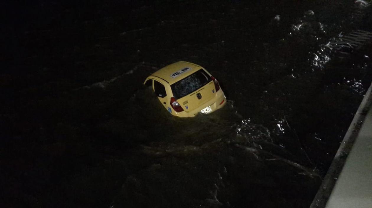 Así quedó el taxi tras caer al río.