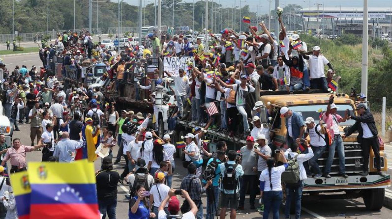 Vista de ciudadanos venezolanos subidos en camiones, este sábado, en Cúcuta (Colombia).