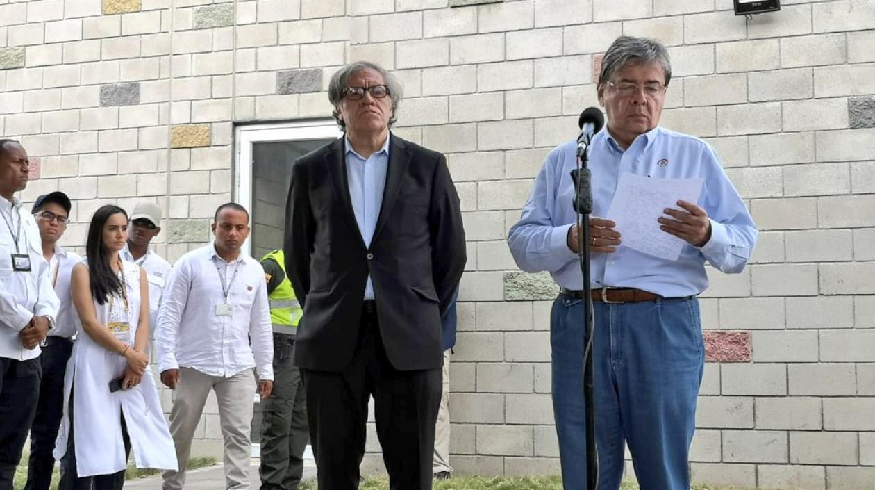 El secretario general de la OEA, Luis Almagro, acompaña al Canciller Carlos Holmes en una declaración a la prensa.