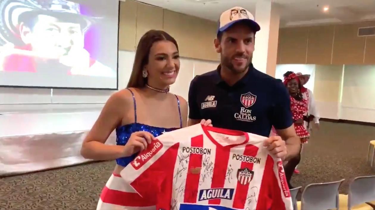 La Reina Carolina recibiendo la camiseta del Junior con la firma de los jugadores.