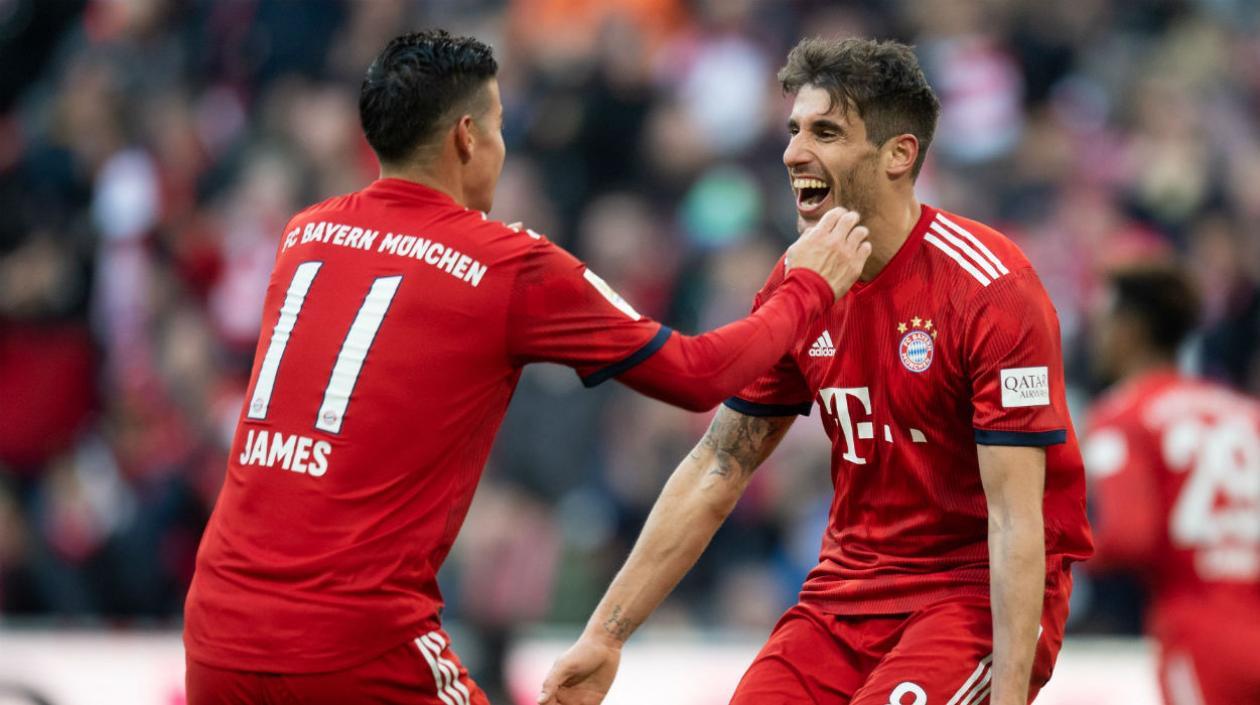 James Rodríguez y Javi Martínez celebran el gol del triunfo. 