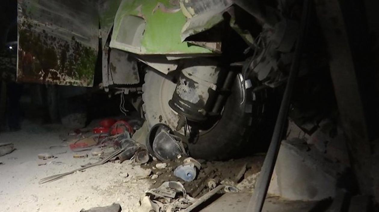 Así quedó el camión accidentado en una mina en China.