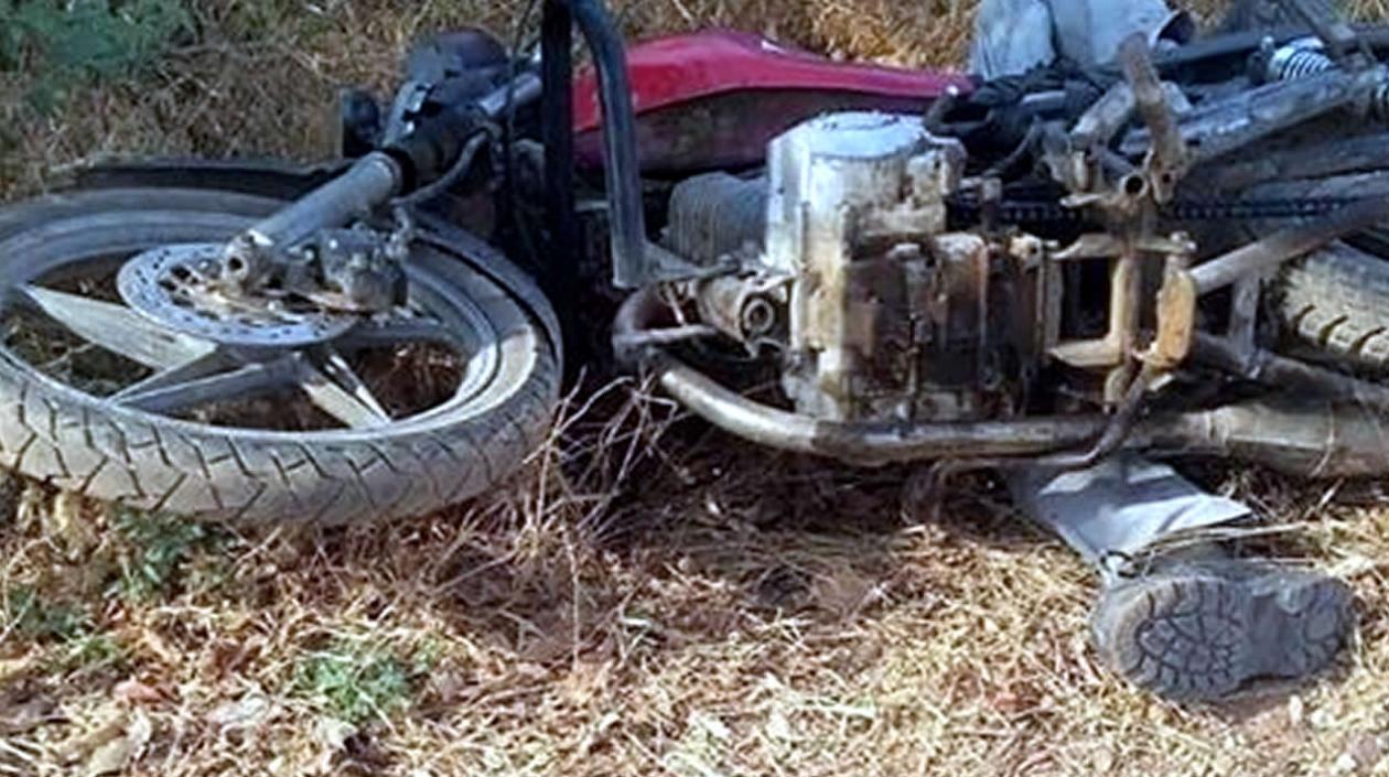 Gilberto Sandoval Solano, sin vida debajo de su moto.