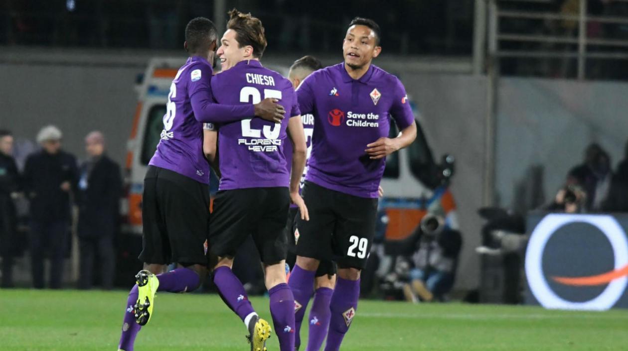 Luis Fernando Muriel festeja un gol con los compañeros.