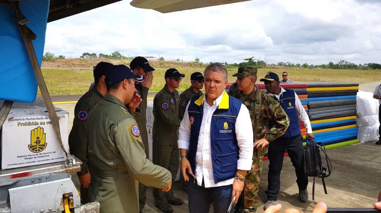 El Presidente Iván Duque organizando la entrega de las primeras ayudas.