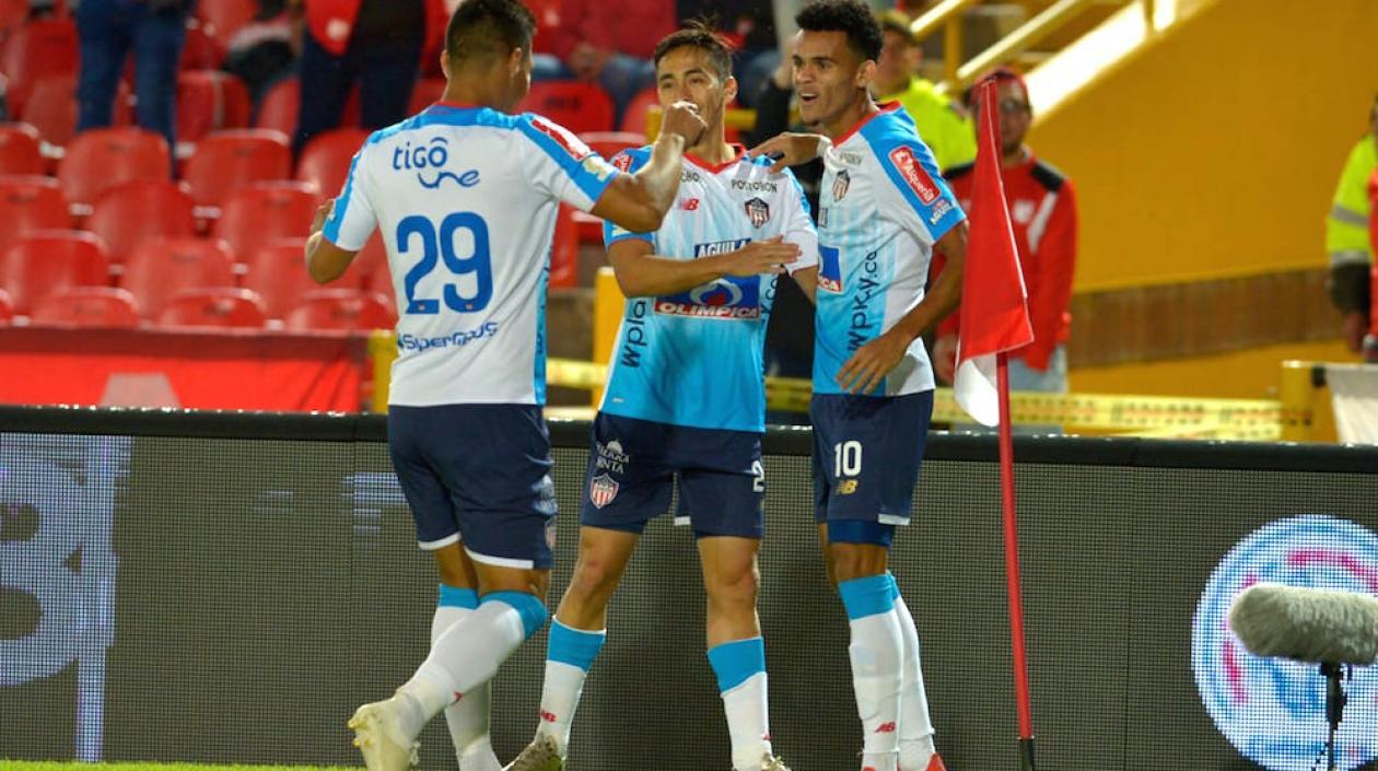 Teófilo Gutiérrez, Fabián Sambueza y Luis Díaz, celebrando el empate.