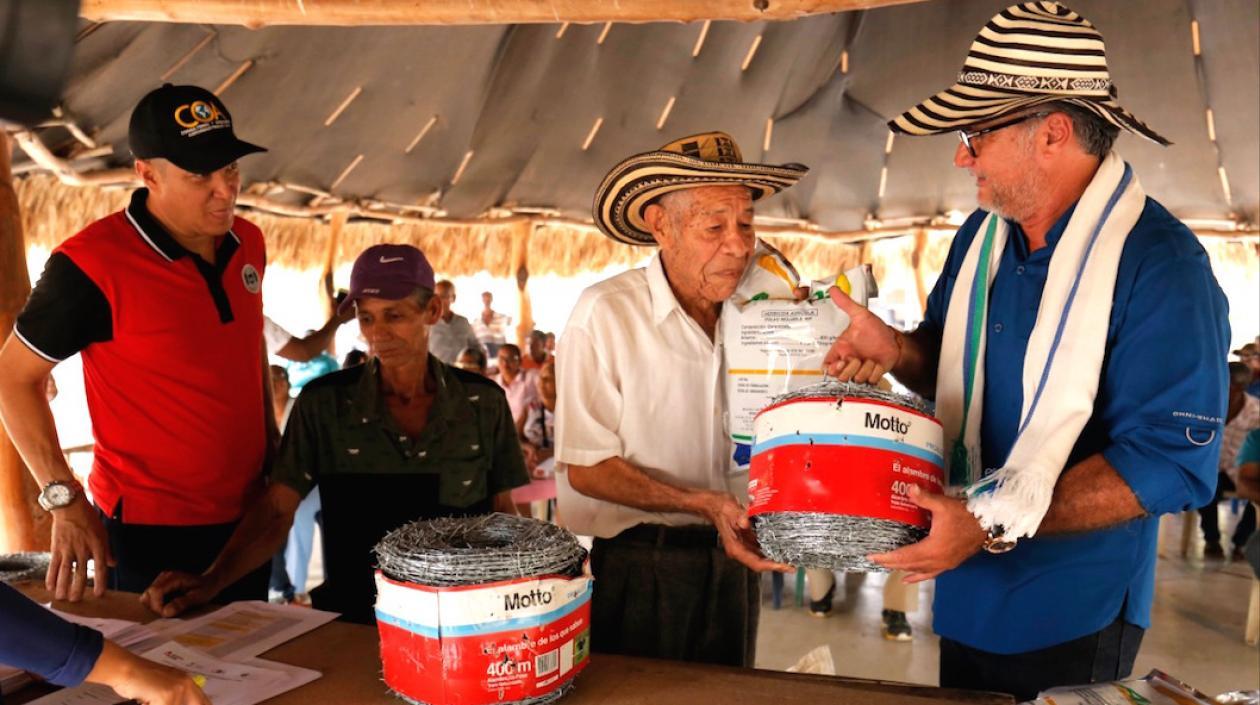 Los asociados recibiendo los insumos.