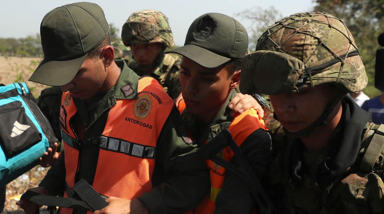 Miembros del Ejército de Colombia acompañan a dos agentes de la Guardia Nacional Bolivariana (GNB) que desertaron