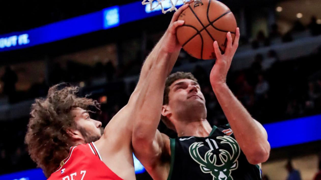 Los hermanos gemelos Brook Lopez (d), pívot de Milwaukee Bucks, y Robin Lopez (i), pívot de Chicago Bulls, disputan la pelota.
