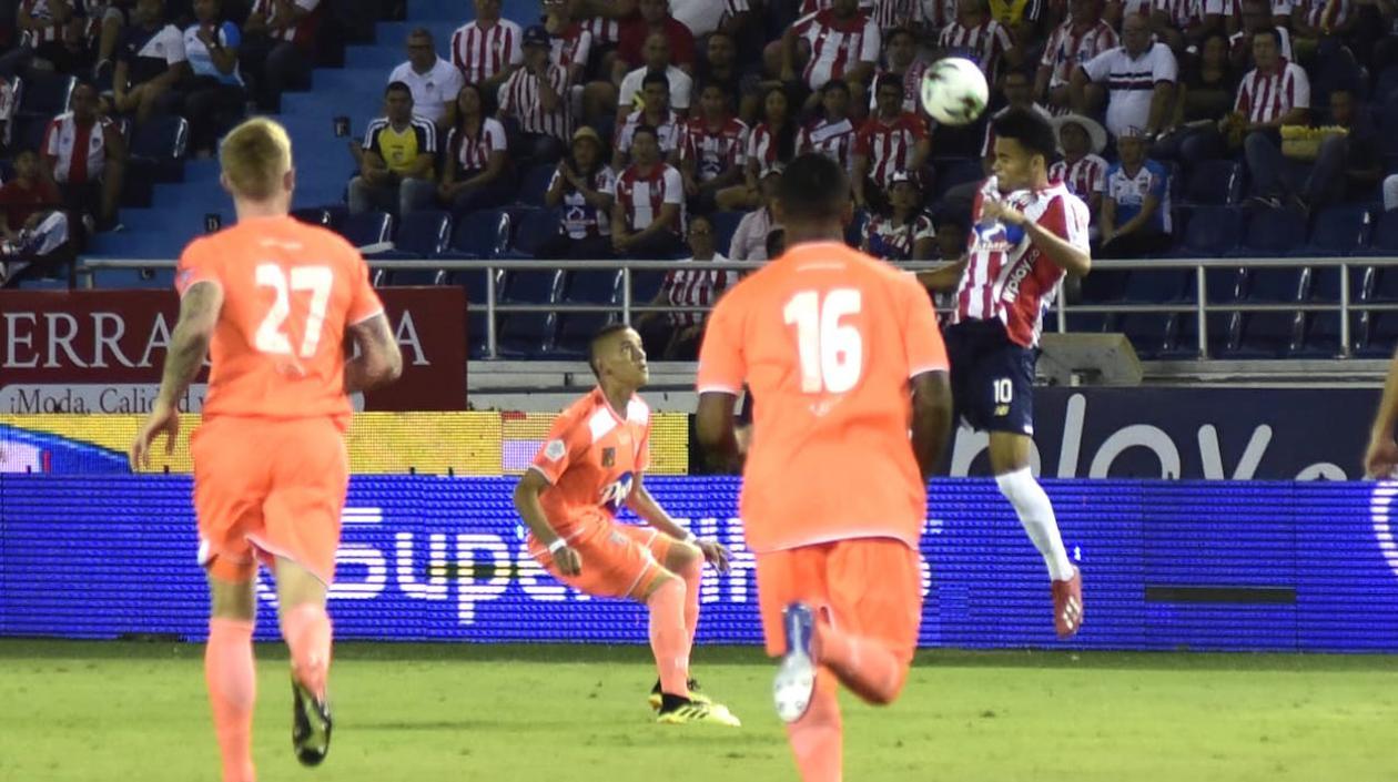 Luis Díaz cabecea ante la mirada de George Saunders y Cristian Arrieta.