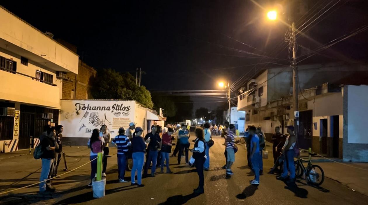Ciudadanos tratan de cruzar el Puente Internacional Francisco de Paula Santander sobre el río Táchira,