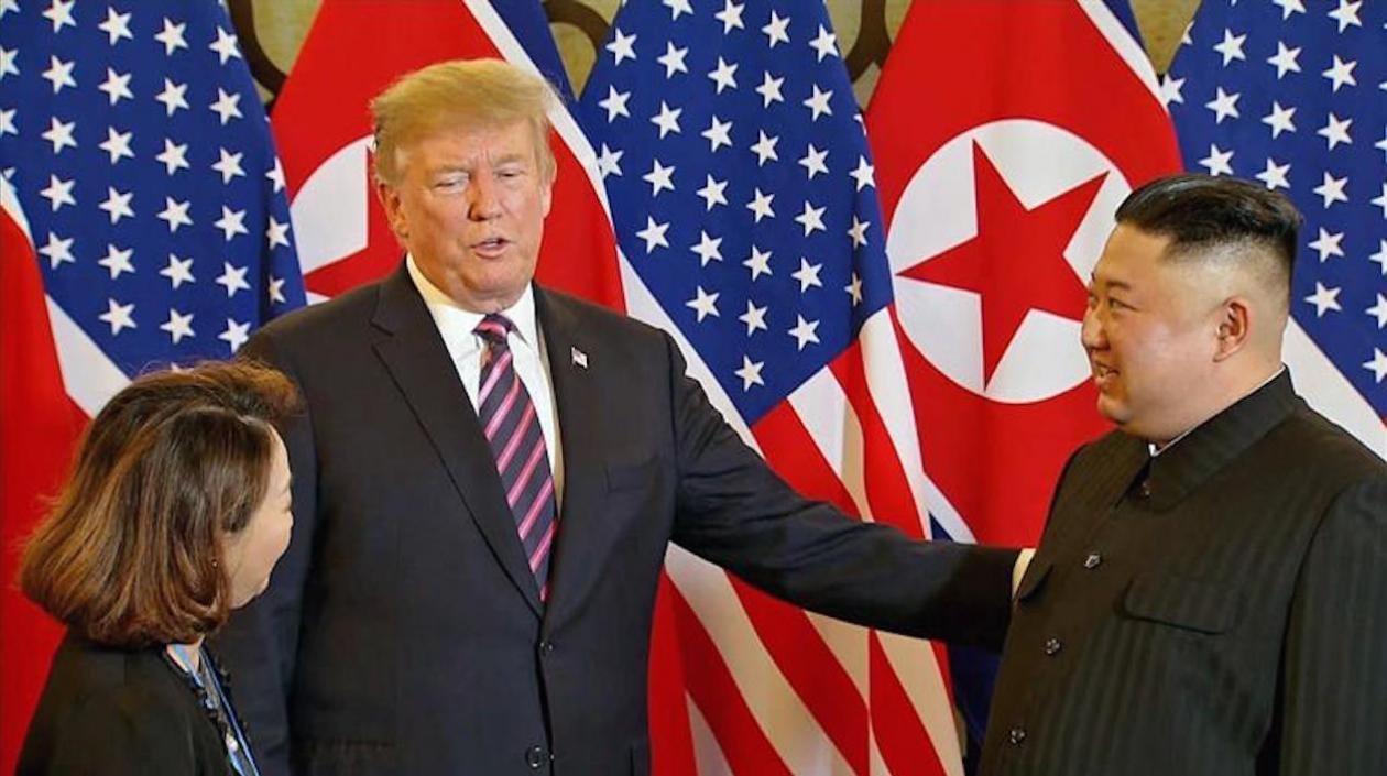  El presidente de EE.UU., Donald Trump (c), y el líder norcoreano, Kim Jong-un, durante su segunda cumbre, este miércoles, en Hanói , Vietnam. 