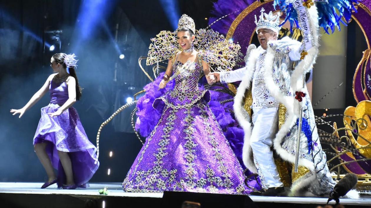 La Reina coronada on el Rey Momo.