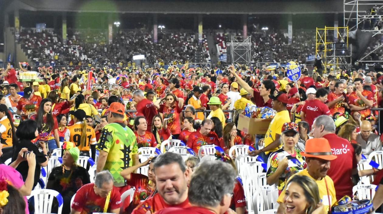 Un numeroso público carnavalero se reúne este jueves, en el estadio Romelio Martínez
