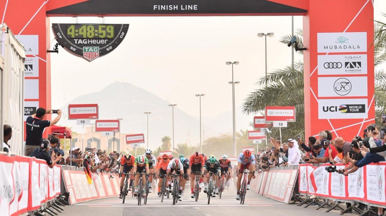 Elia Viviani se impone en la llegada. 