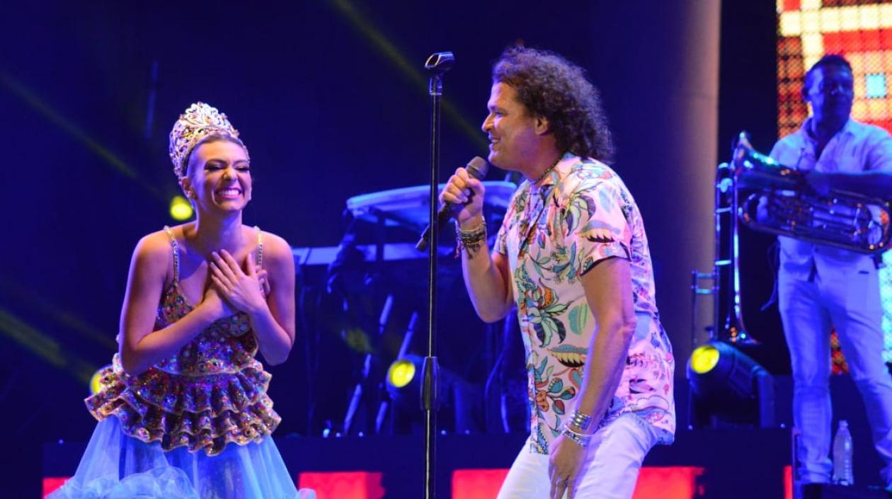 Carlos Vives con la Reina Carolina, durante el show de coronación de la soberana del Carnaval.