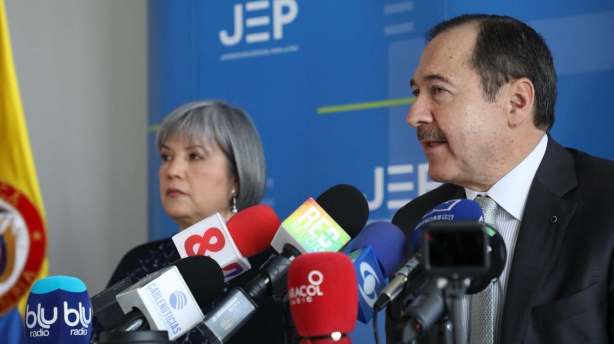 Eduardo Cifuentes, derecha,  presidente de la sala de apelaciones de la JEP.