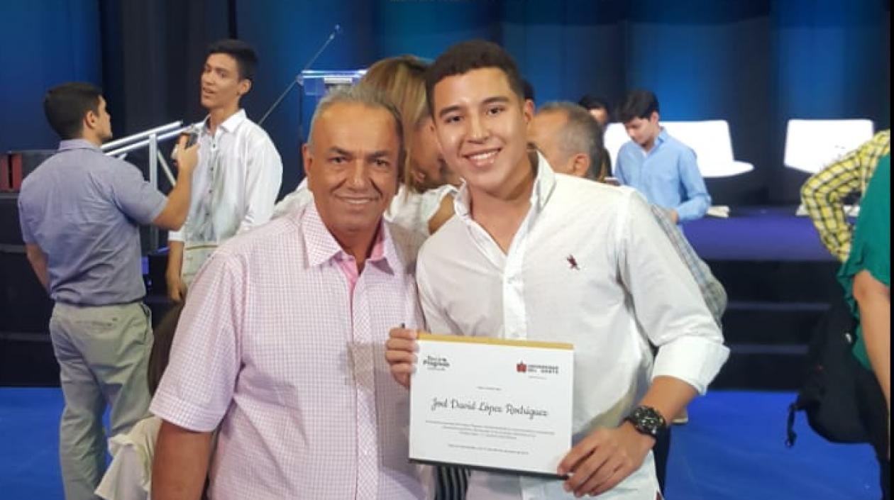 Profesor Humberto Vásquez y el estudiante Joel López del colegio El Socorro.