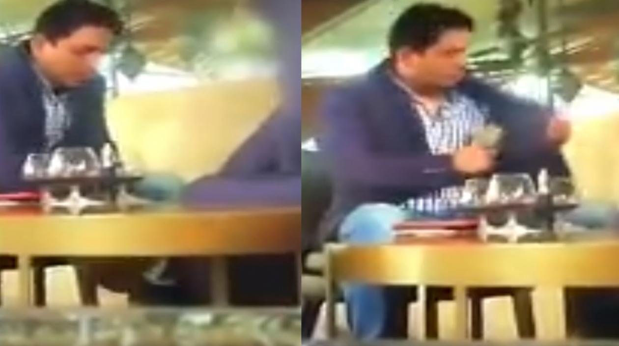 Momento en el que Carlos Julio Bermeo Casas recibe el dinero.