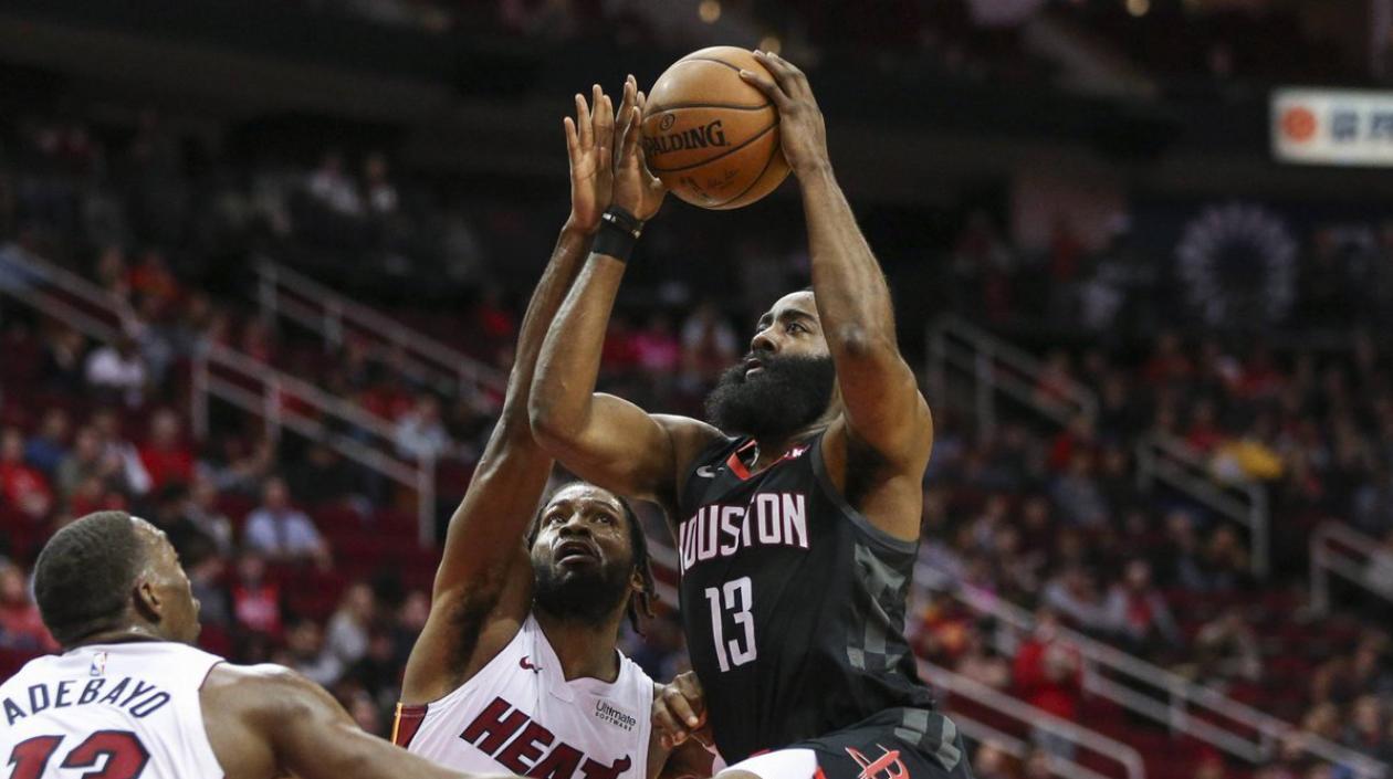 James Harden en acción del juego. 