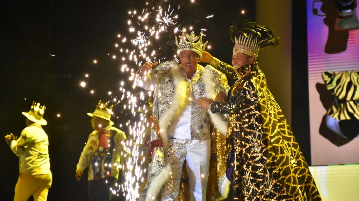 El Rey Momo Freddy Cervantes y el exRey Momo Ricardo Sierra.