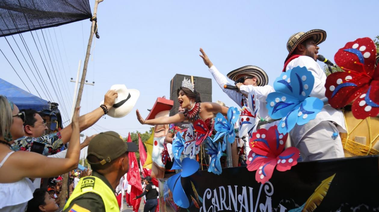 La Reina del Carnaval del Atlántico en el desfile del Carnaval Educativo.