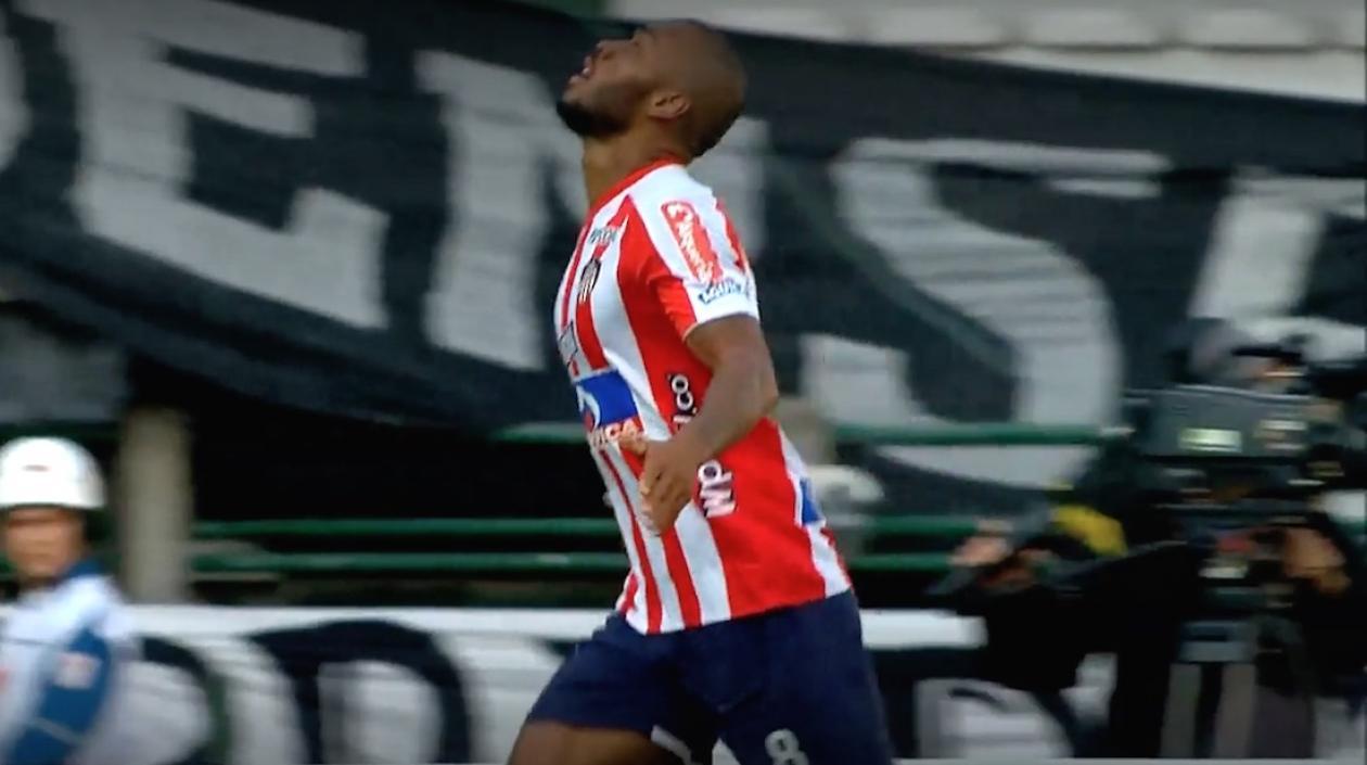 Freddy Hinestroza festejando el gol que significó el triunfo.