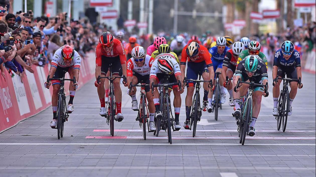 Fernando Gavira es vencido en el sprint por Sam Bennett. 