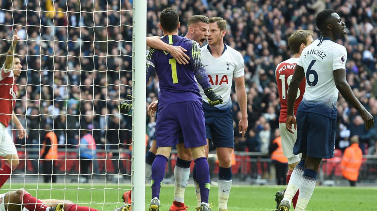 Hugo Lloris celebra tras atajar una acción de gol. 