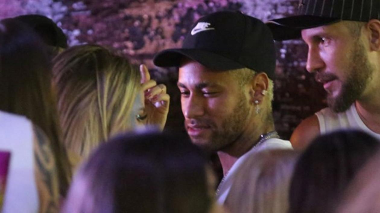 Neymar y su nueva novia. 