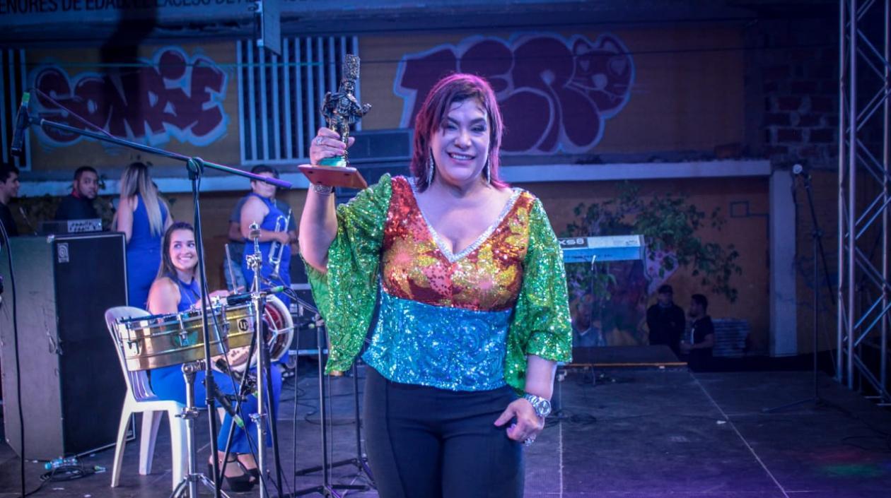 Belkis Concepción con el Congo de Oro.