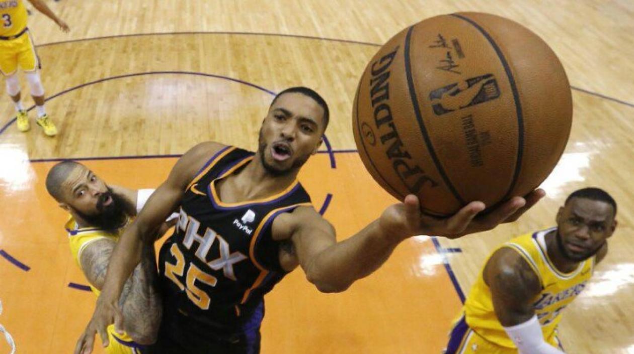 DeAndre Dayton anota ante la mirada de LeBron James. 