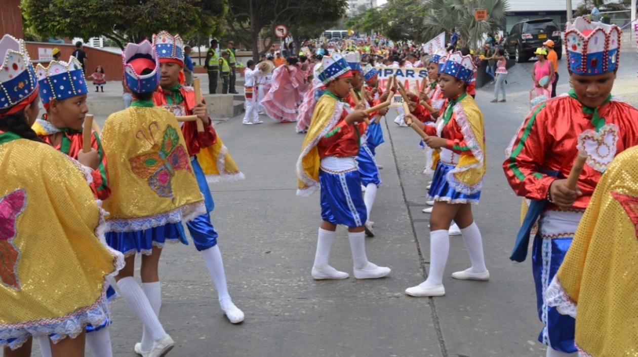 Grupo juvenil de paloteo mixto.