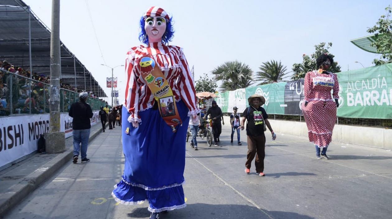 Las Gigantonas desfilando en la Vía 40.