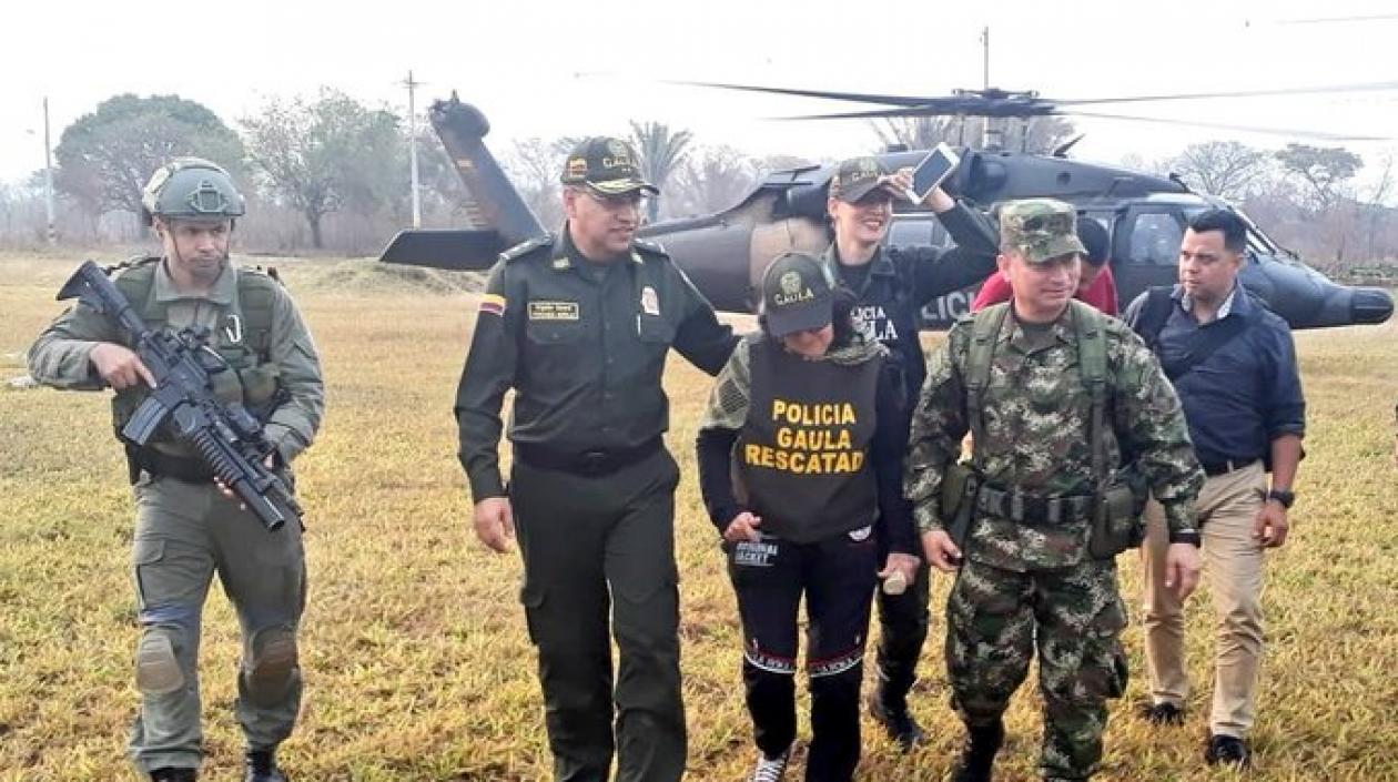 Momento en que la ganadera liberada era trasladada por la Policía y el Ejército.