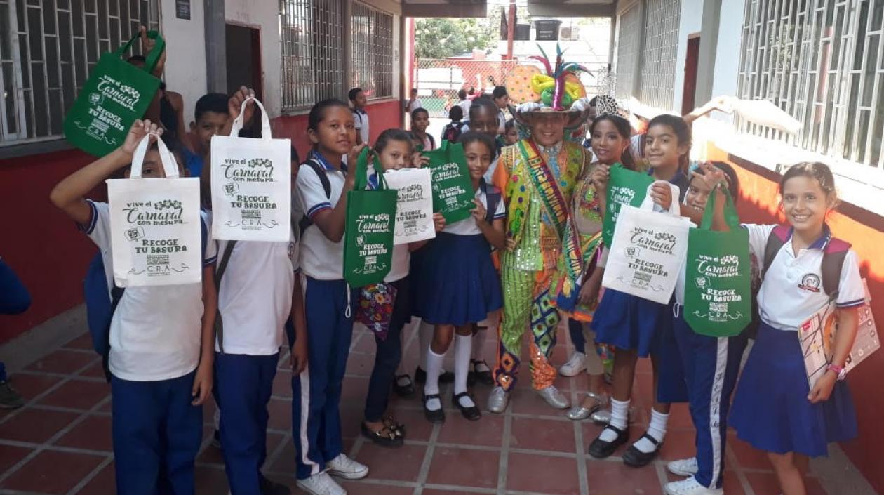 Niños de instituciones educativas recibieron las mochilas ecológicas.