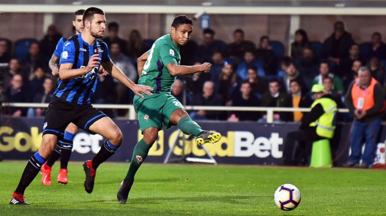 Luis Fernando Muriel anota en esta acción de juego. 