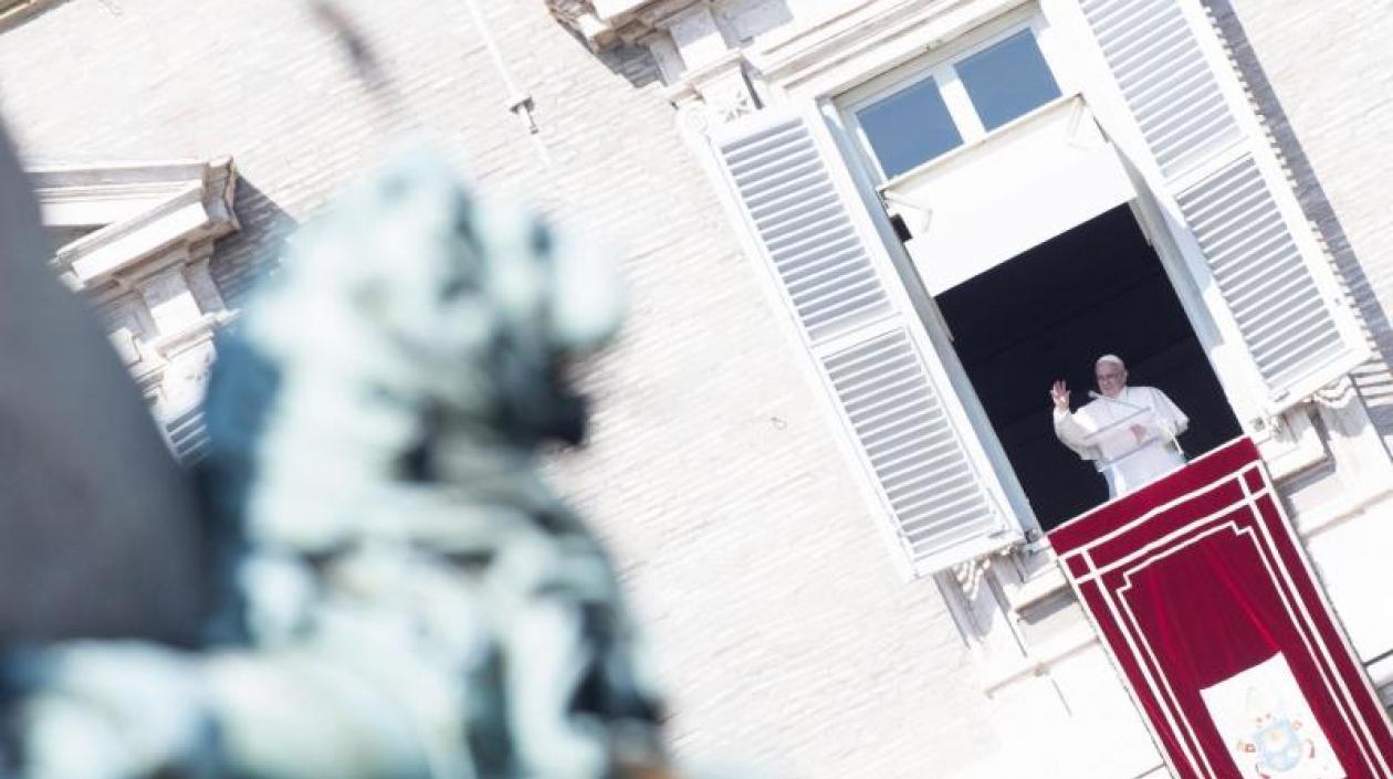 El Papa Francisco ante los fieles en la Plaza de San Pedro.