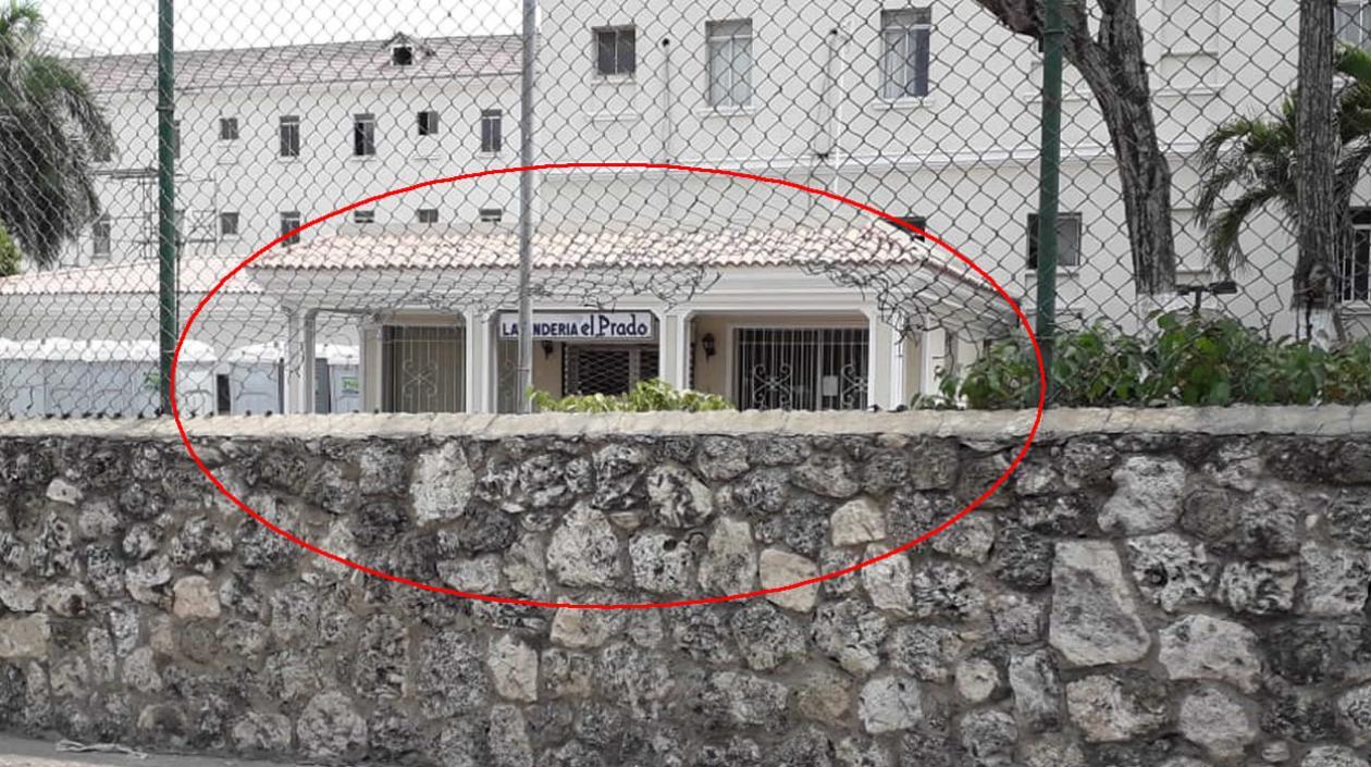 Muchas personas que se habían quedado afuera con su boleta, rompieron las mallas para ingresar a la fuerza.