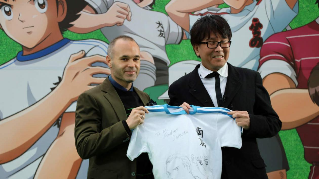 Andrés Iniesta recibe la camiseta de Oliver Atom. 