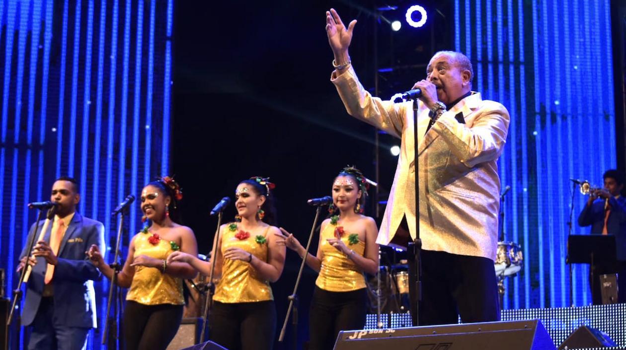 Juan Piñla durante su actuación junto con sus tres hijas.