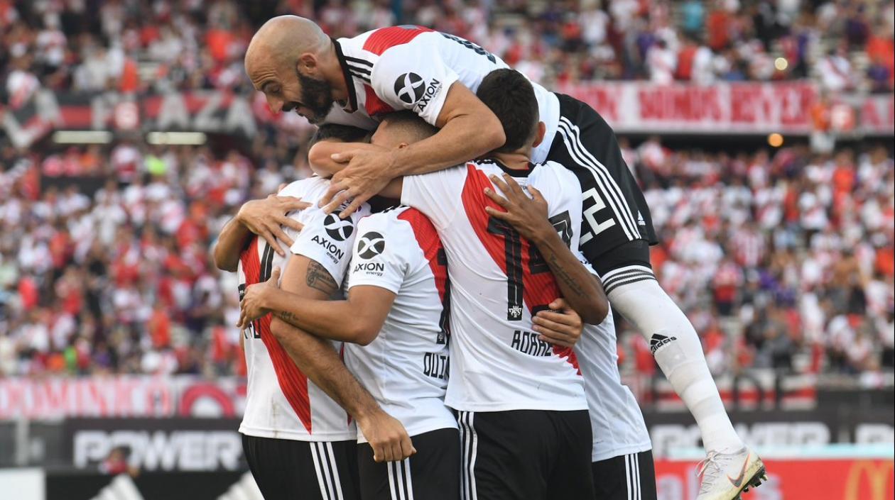 Jugadores de River Plate celebran tras u gol. 