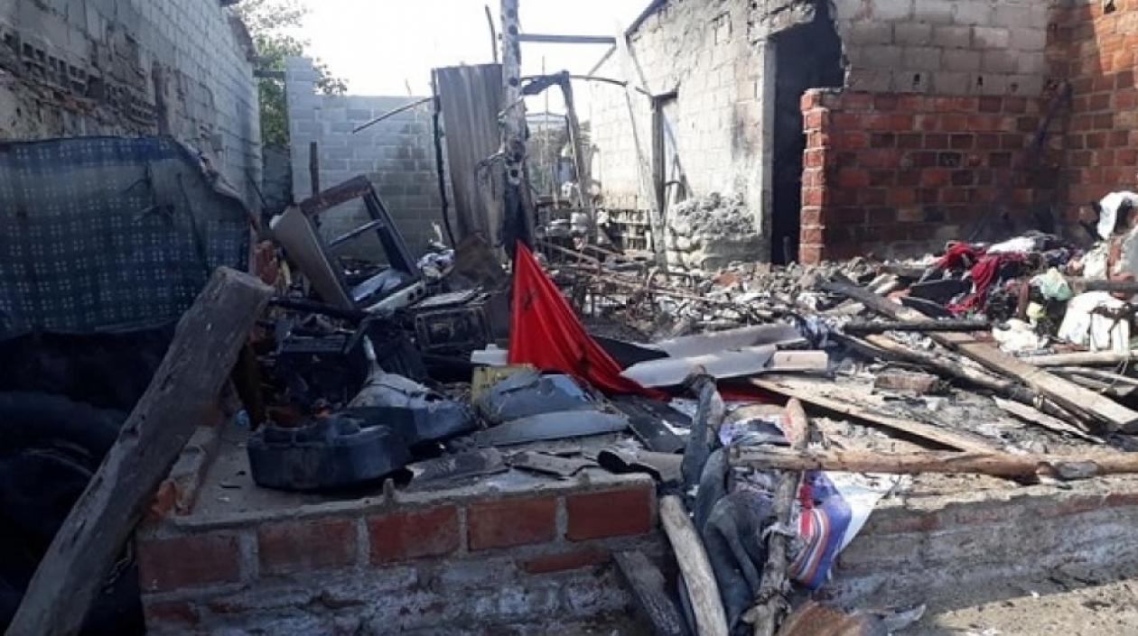 La casa del presunto agresor se consumió en llamas