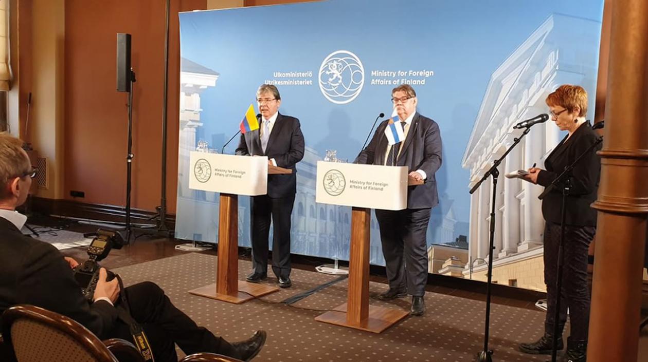 El Canciller colombiano Carlos Holmes Trujillo durante su visita a Helsinki. En la foto con su homólogo, Timo Soini.