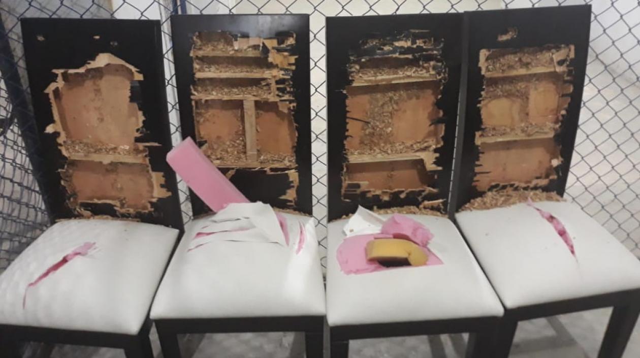 Las cuatro sillas donde estaba la drogas.